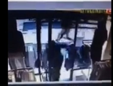 Η τραγική στιγμή που το φορτηγό πέφτει πάνω στους πεζούς και τρέχουν πανικόβλητοι να σωθούν! (βίντεο)